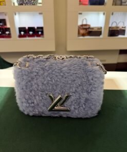 Louis Vuitton Twist MM Shearling Blue Referenza M21040 – Capsule Invernale