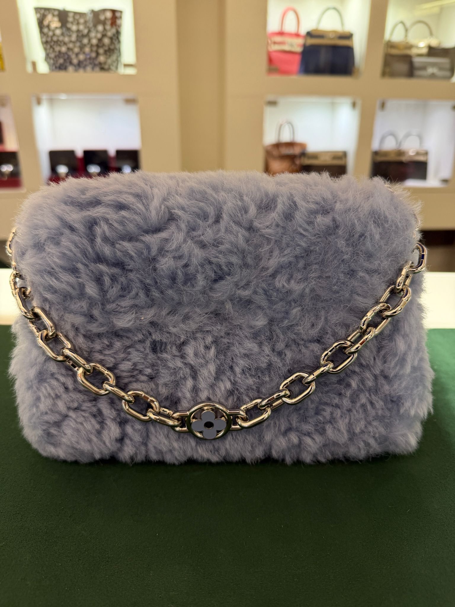 Louis Vuitton Twist MM Shearling Blue Referenza M21040 – Capsule Invernale - Image 7