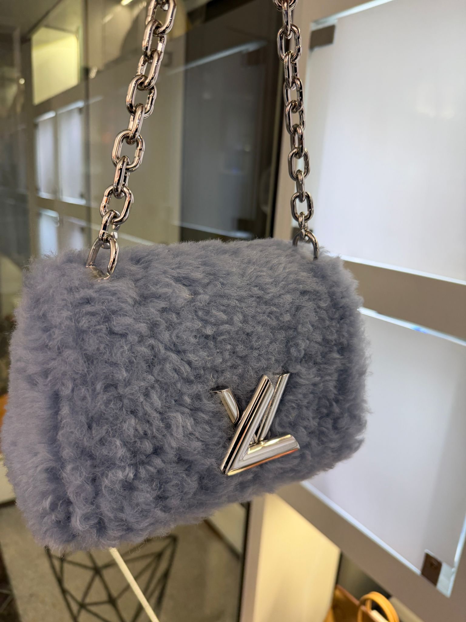 Louis Vuitton Twist MM Shearling Blue Referenza M21040 – Capsule Invernale - Image 9