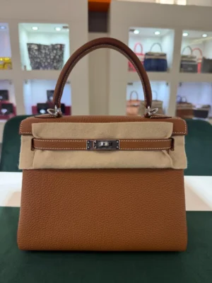 Hermès Kelly 25 retourne Nuova 2026 stampa K in pelle togo colore gold hardware in palladio