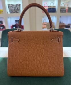 Alternative view of Hermès Kelly 25 retourne Nuova 2026 stampa K in pelle togo colore gold hardware in palladio