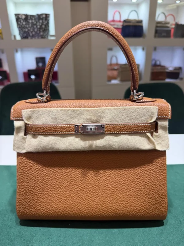 Herm&egrave;s Kelly 25 retourne Nuova 2026 stampa K in pelle togo colore gold hardware in palladio