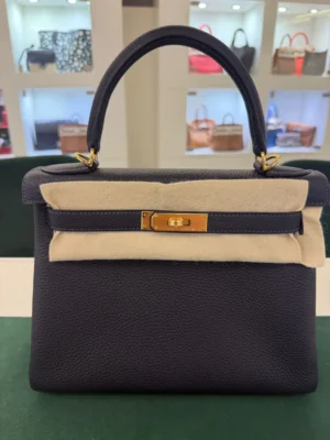 Hermès Kelly 28 retourne NUOVA 2025 seriale K (colore blue) taurillon clemencé con hardware dorato