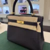 Herm&egrave;s Kelly 28 retourne NUOVA 2025 seriale K (colore blue) taurillon clemenc&eacute; con hardware dorato
