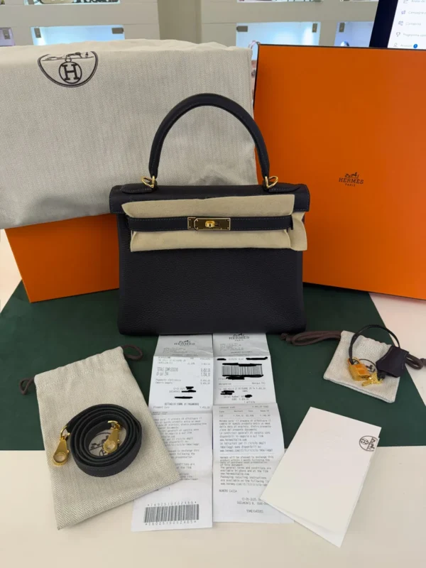 Herm&egrave;s Kelly 28 retourne NUOVA 2025 seriale K (colore blue) taurillon clemenc&eacute; con hardware dorato