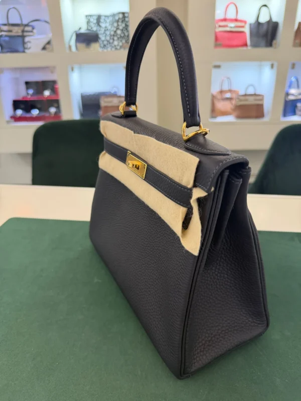 Herm&egrave;s Kelly 28 retourne NUOVA 2025 seriale K (colore blue) taurillon clemenc&eacute; con hardware dorato