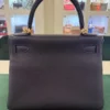 Herm&egrave;s Kelly 28 retourne NUOVA 2025 seriale K (colore blue) taurillon clemenc&eacute; con hardware dorato