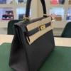 Herm&egrave;s Kelly 28 retourne NUOVA 2025 seriale K (colore blue) taurillon clemenc&eacute; con hardware dorato