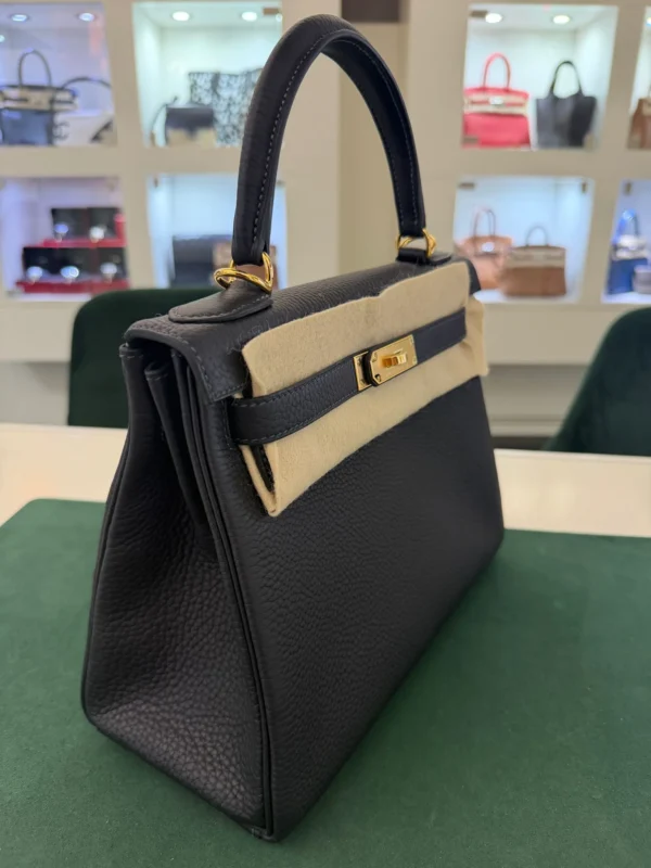 Herm&egrave;s Kelly 28 retourne NUOVA 2025 seriale K (colore blue) taurillon clemenc&eacute; con hardware dorato