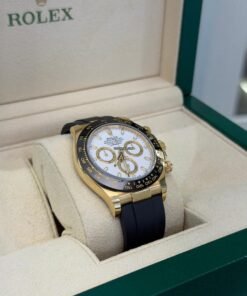 Alternative view of Rolex Daytona Oysterflex oro giallo del 2023 quadrante bianco full set top condition