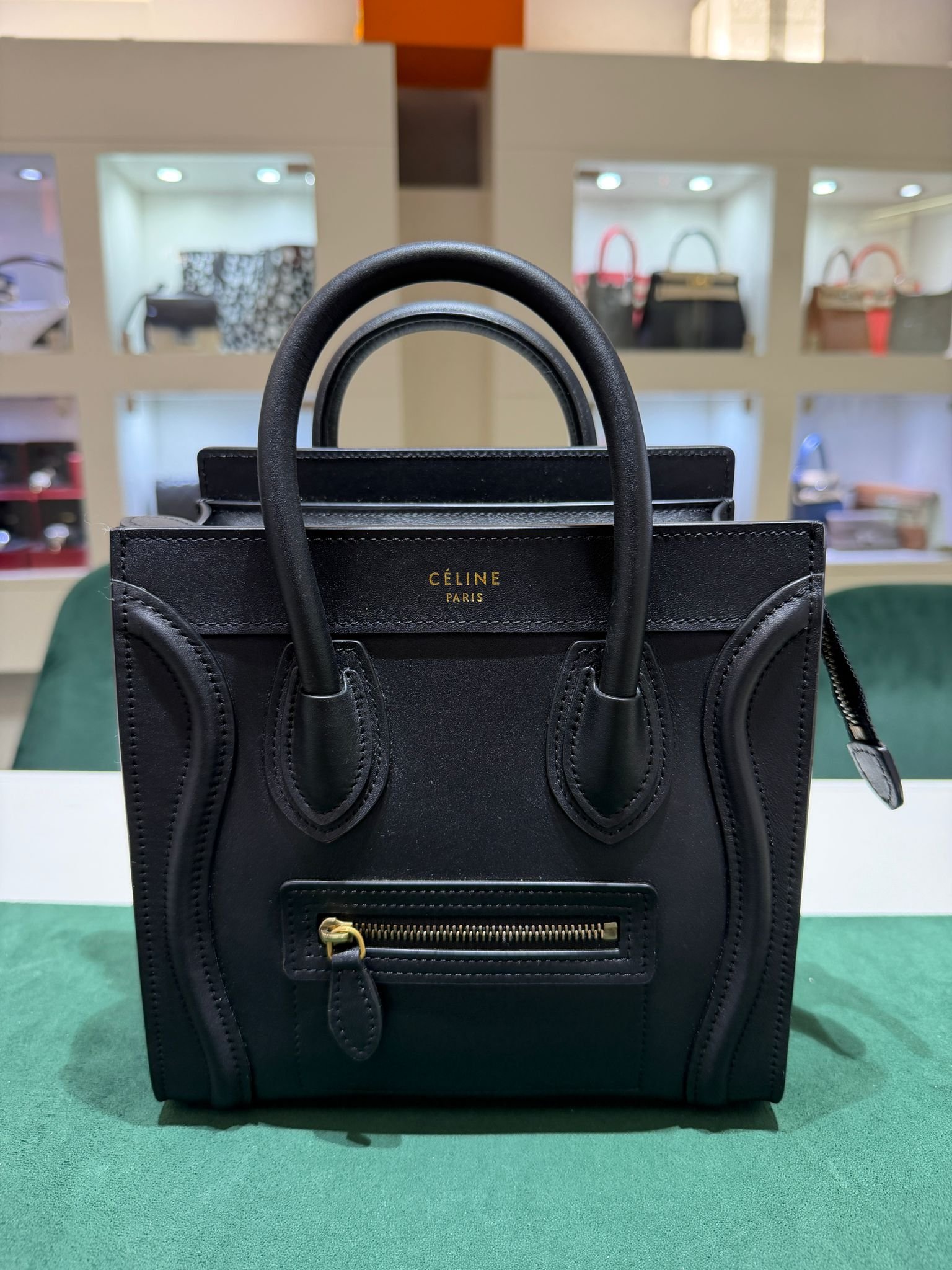 Céline Luggage Nano – Pelle di vitello nera Modello: Luggage