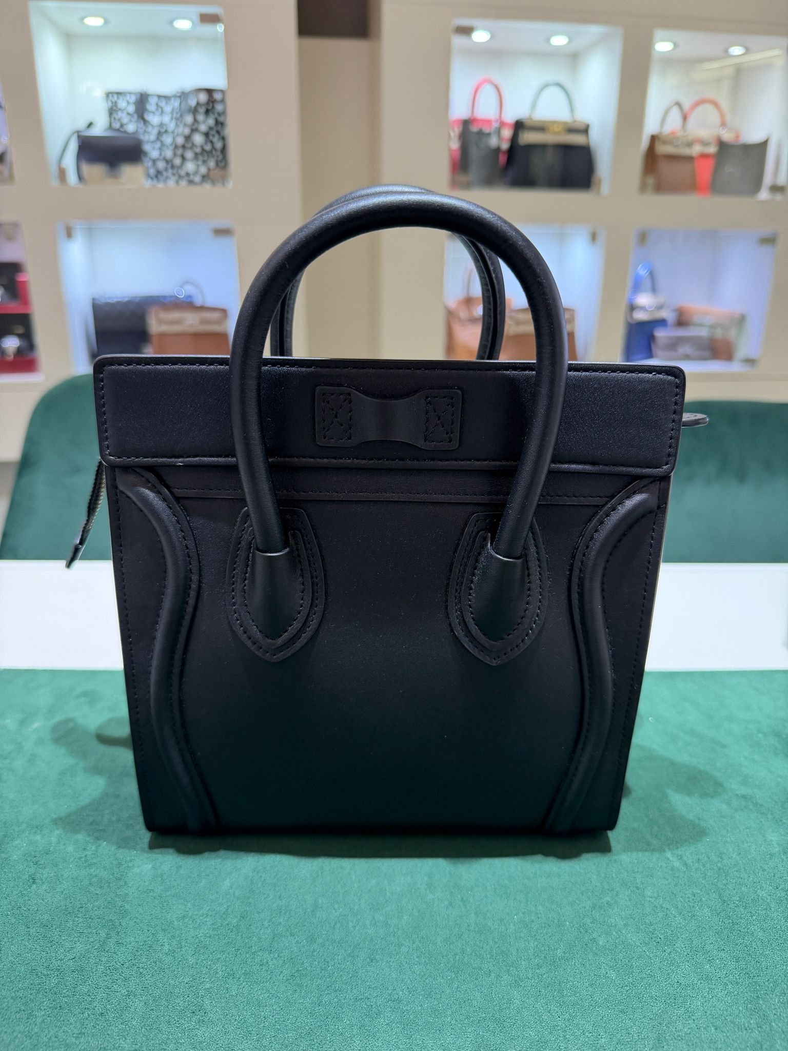 Céline Luggage Nano – Pelle di vitello nera Modello: Luggage - Image 4