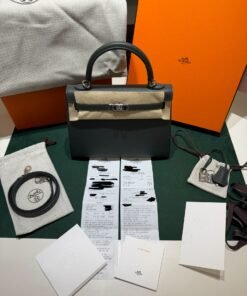 Alternative view of Hermès Kelly 25 Sellier Nuova 2026 stampa G in pelle Epsom colore vert mangrove con hardware palladio