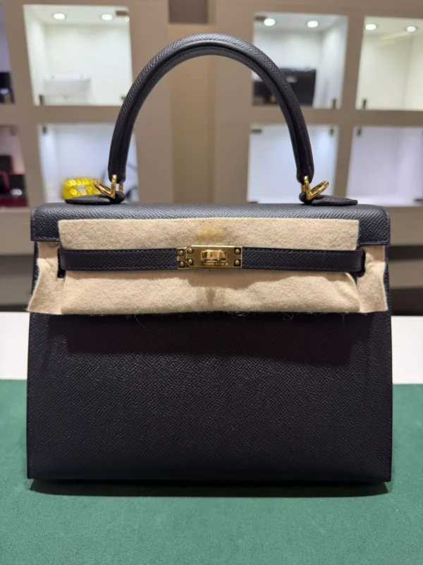 Hermès Kelly 25 sellier Nuova 2022 stampa in pelle epsom colore Nero noir con hardware dorato con tutti gli adesivi di protezione dell’imballaggio