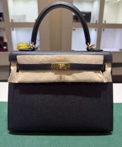 Hermès Kelly 25 sellier Nuova 2022 stampa U in pelle epsom colore Nero noir con hardware dorato con tutti gli adesivi di protezione dell’imballaggio