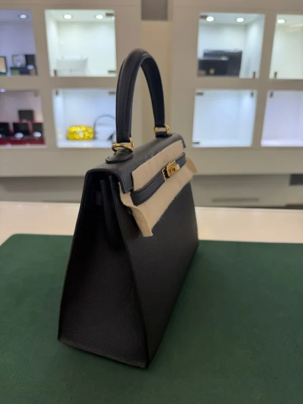 Hermès Kelly 25 sellier Nuova 2022 stampa in pelle epsom colore Nero noir con hardware dorato con tutti gli adesivi di protezione dell’imballaggio