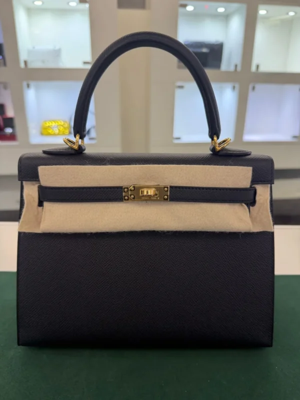 Hermès Kelly 25 sellier Nuova 2022 stampa in pelle epsom colore Nero noir con hardware dorato con tutti gli adesivi di protezione dell’imballaggio