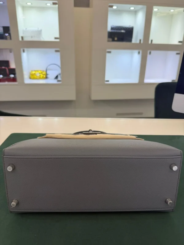 Hermès Kelly 28 sellier veau pellame epsom NUOVA 2026 seriale G color vert amande con hardware palladio