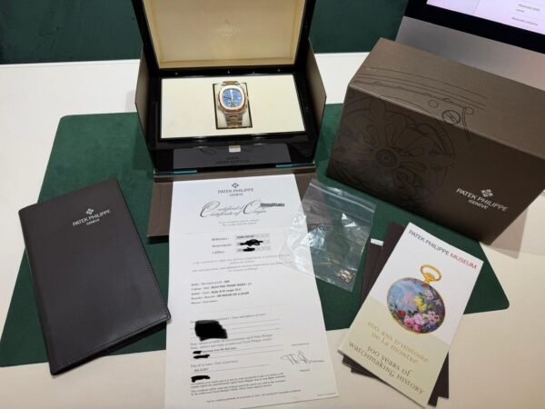 Patek Philippe Nautilus acciaio oro rosa quadrante blu del 2015 full set excellent condition documenti