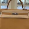 Herm&egrave;s Kelly 32 retourne NUOVA 2026 seriale G colore biscotto (biscuit) taurillon clemenc&eacute; con hardware palladio