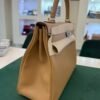 Herm&egrave;s Kelly 32 retourne NUOVA 2026 seriale G colore biscotto (biscuit) taurillon clemenc&eacute; con hardware palladio