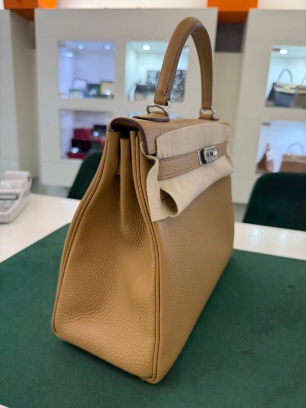 Herm&egrave;s Kelly 32 retourne NUOVA 2026 seriale G colore biscotto (biscuit) taurillon clemenc&eacute; con hardware palladio