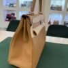 Herm&egrave;s Kelly 32 retourne NUOVA 2026 seriale G colore biscotto (biscuit) taurillon clemenc&eacute; con hardware palladio