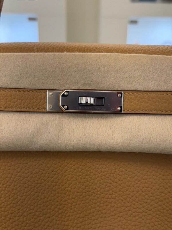 Herm&egrave;s Kelly 32 retourne NUOVA 2026 seriale G colore biscotto (biscuit) taurillon clemenc&eacute; con hardware palladio