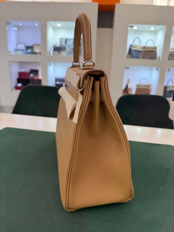 Herm&egrave;s Kelly 32 retourne NUOVA 2026 seriale G colore biscotto (biscuit) taurillon clemenc&eacute; con hardware palladio