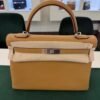 Herm&egrave;s Kelly 32 retourne NUOVA 2026 seriale G colore biscotto (biscuit) taurillon clemenc&eacute; con hardware palladio