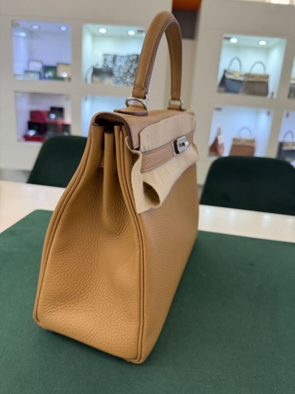 Herm&egrave;s Kelly 32 retourne NUOVA 2026 seriale G colore biscotto (biscuit) taurillon clemenc&eacute; con hardware palladio