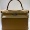 Herm&egrave;s Kelly 32 retourne NUOVA 2026 seriale G colore biscotto (biscuit) taurillon clemenc&eacute; con hardware palladio