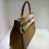 Herm&egrave;s Kelly 32 retourne NUOVA 2026 seriale G colore biscotto (biscuit) taurillon clemenc&eacute; con hardware palladio