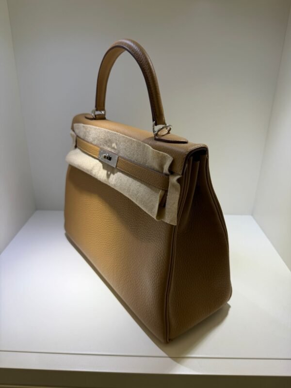 Herm&egrave;s Kelly 32 retourne NUOVA 2026 seriale G colore biscotto (biscuit) taurillon clemenc&eacute; con hardware palladio