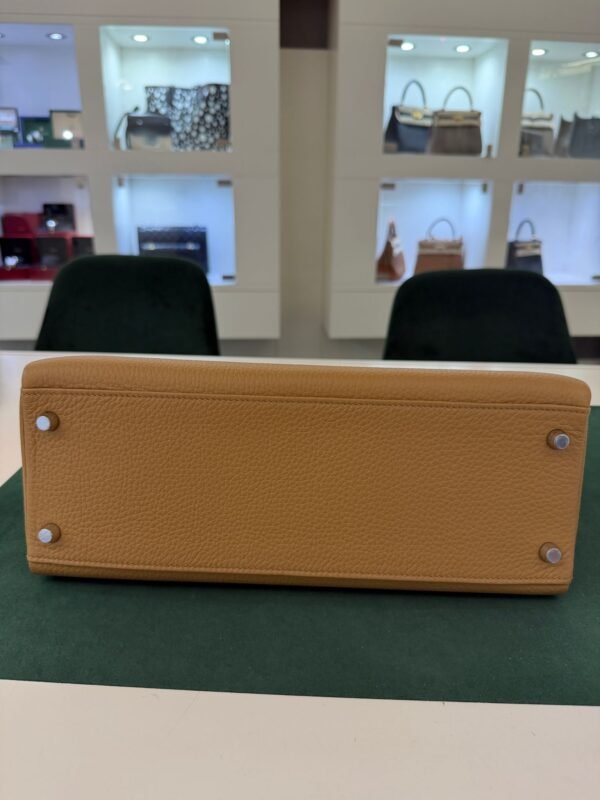 Herm&egrave;s Kelly 32 retourne NUOVA 2026 seriale G colore biscotto (biscuit) taurillon clemenc&eacute; con hardware palladio