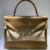 Herm&egrave;s Kelly 32 retourne NUOVA 2026 seriale G colore biscotto (biscuit) taurillon clemenc&eacute; con hardware palladio