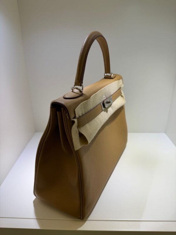 Herm&egrave;s Kelly 32 retourne NUOVA 2026 seriale G colore biscotto (biscuit) taurillon clemenc&eacute; con hardware palladio