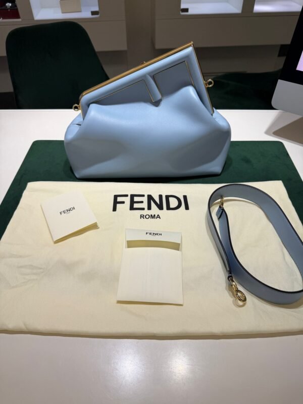Fendi First Medium azzurro cielo con hardware dorato