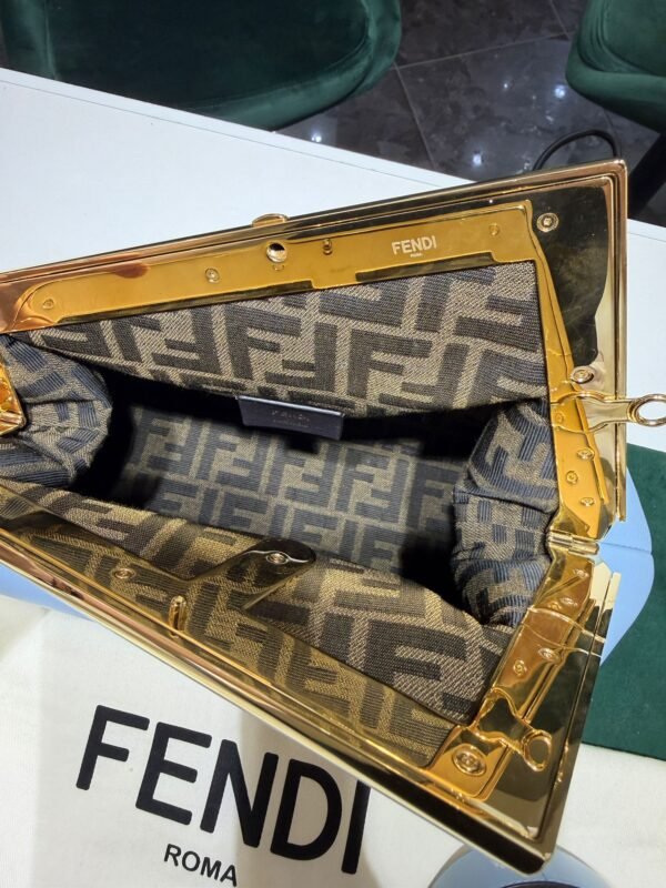 Fendi First Medium azzurro cielo con hardware dorato