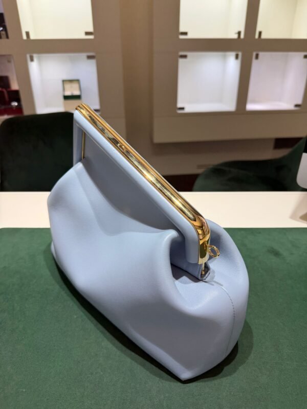 Fendi First Medium azzurro cielo con hardware dorato