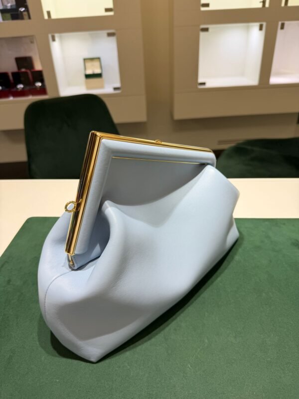 Fendi First Medium azzurro cielo con hardware dorato