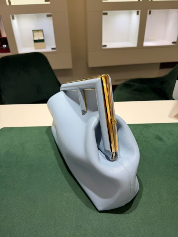 Fendi First Medium azzurro cielo con hardware dorato