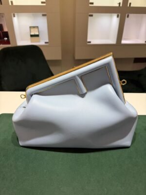 Fendi First Medium azzurro cielo con hardware dorato