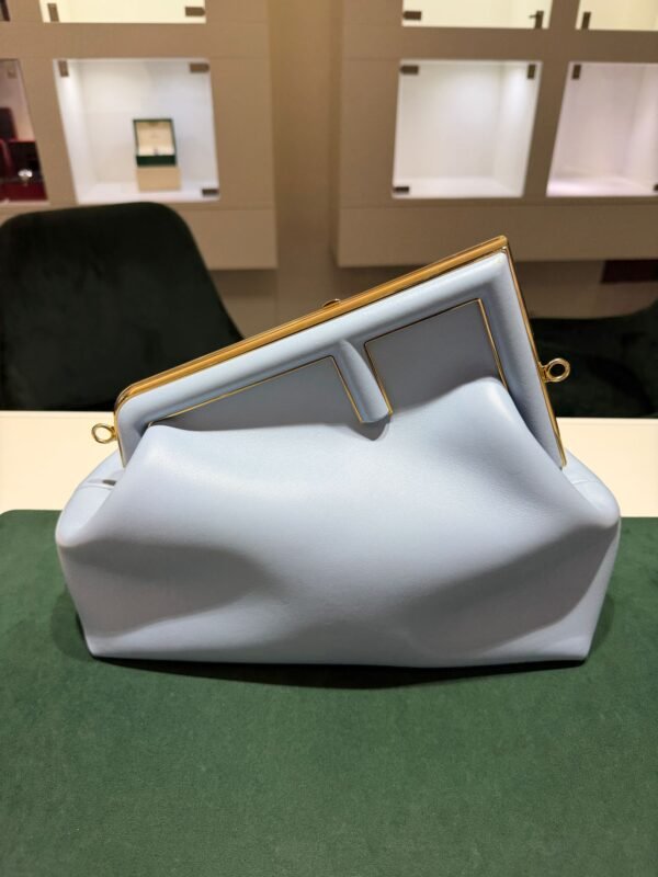 Fendi First Medium azzurro cielo con hardware dorato