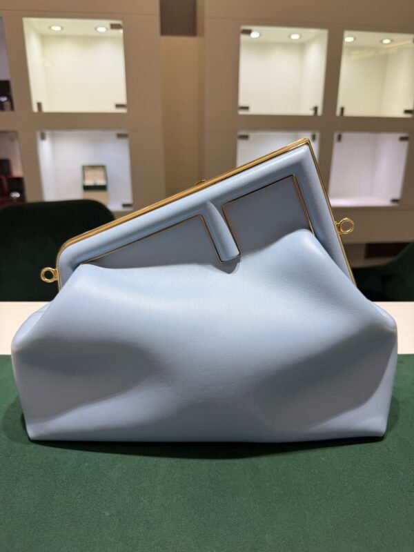 Fendi First Medium azzurro cielo con hardware dorato