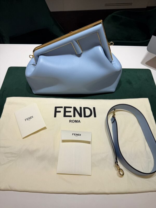 Fendi First Medium azzurro cielo con hardware dorato