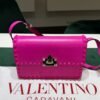 Valentino Garavani Rockstud Shoulder Bag fucsia neon