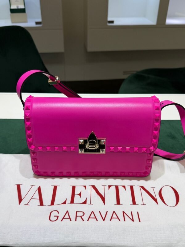 Valentino Garavani Rockstud Shoulder Bag fucsia neon