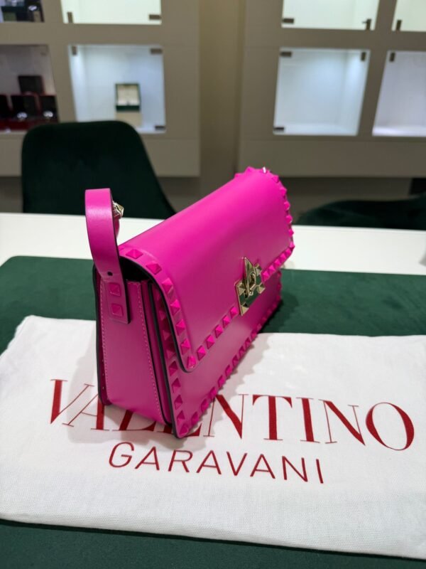 Valentino Garavani Rockstud Shoulder Bag fucsia neon