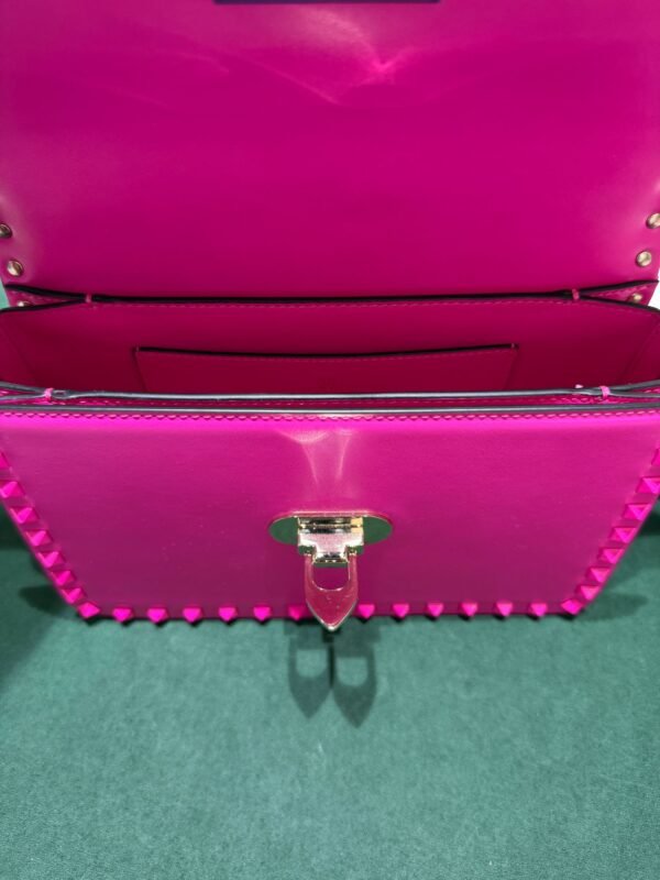 Valentino Garavani Rockstud Shoulder Bag fucsia neon